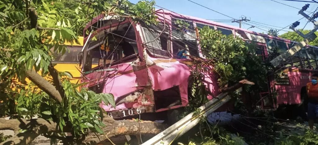 De omgeving van Bangkok kampt met stroomuitval als bus in elektrische palen ramt