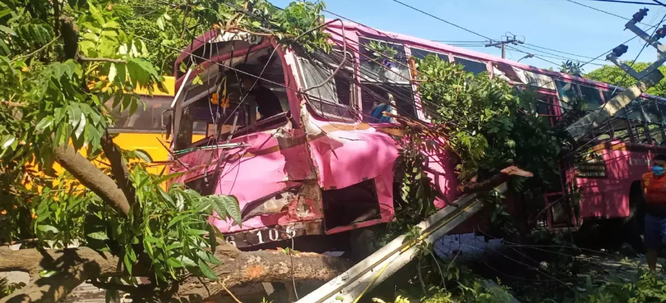 De omgeving van Bangkok kampt met stroomuitval als bus in elektrische palen ramt