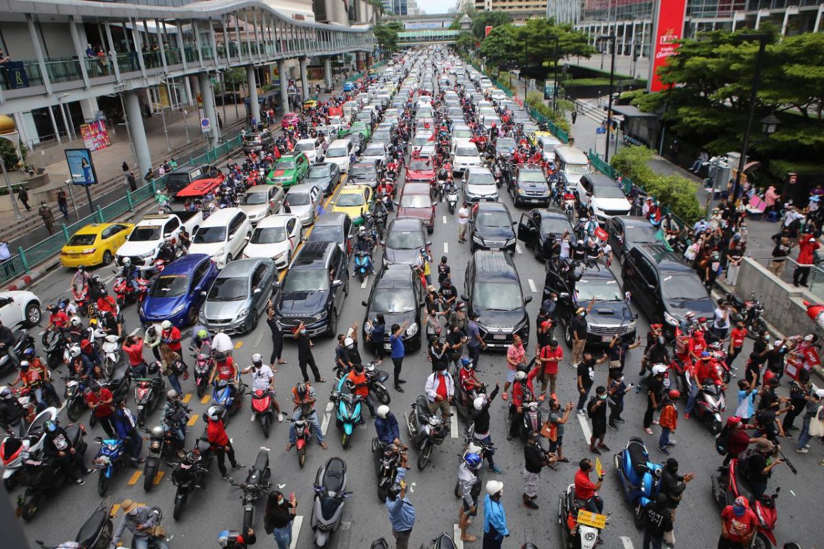 Gisteren werden er in het hele land “Car Mob” demonstraties gehouden, waarbij werd de Thaise premier opgeroepen werd om af te treden