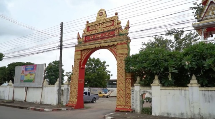 Thaise monnik in het noordoosten van Thailand beschuldigd van het zich verkleden als vrouw om avondje uit te gaan