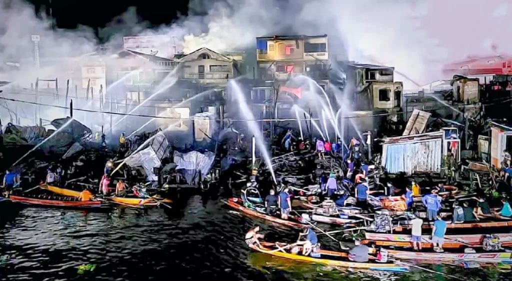 Uitslaande brand beschadigt een 100 jaar oude toeristenmarkt in Samut Sakhon