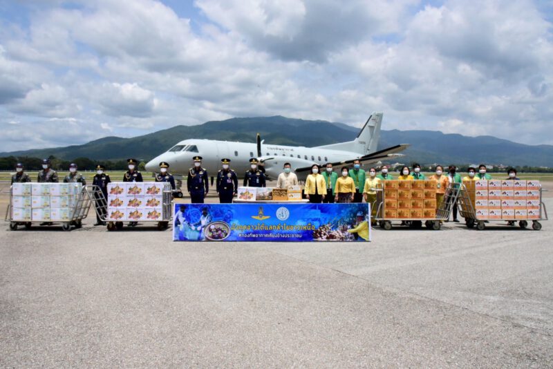 Thaise luchtmacht vliegt 2 ton mangosteen tijdens een fruit ruilprogramma van het zuiden naar het noorden over