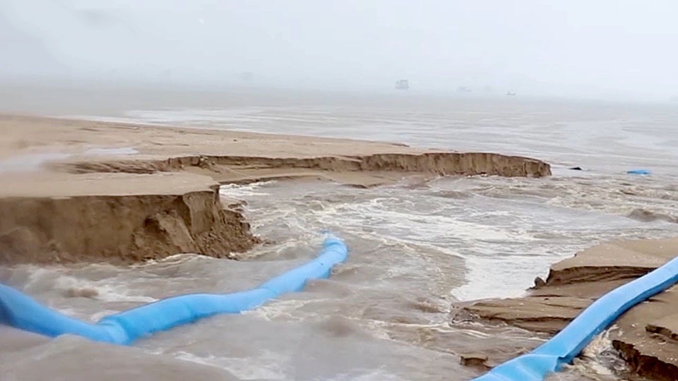 VIDEOCLIP | Het strand aan Pattaya Beach is na de hevige overstromingen van afgelopen vrijdag weer opgekalefaterd 