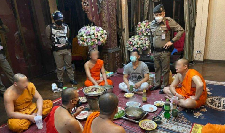 7 Feestende monniken geschorst en voorwaardelijke gevangenisstraffen gekregen