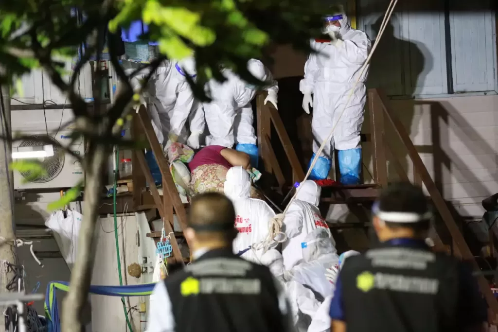 15 vrijwilligers opgeroepen om een 230 kilo zware besmette Thaise vrouw van de 2e verdieping in Bangkok te halen