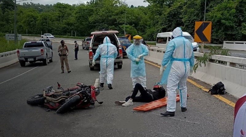 Thaise brokkenmaker waarschuwt na motorongeluk de hulpverlening dat hij Covid19 heeft.