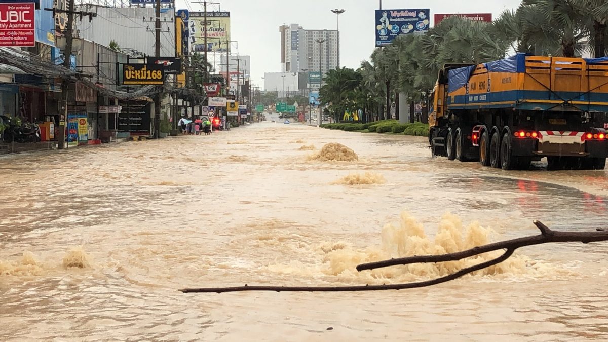 Aanhoudende regenval beukte Pattaya geheel tot stilstand, doordat wegen en gemeenschappen overstroomde