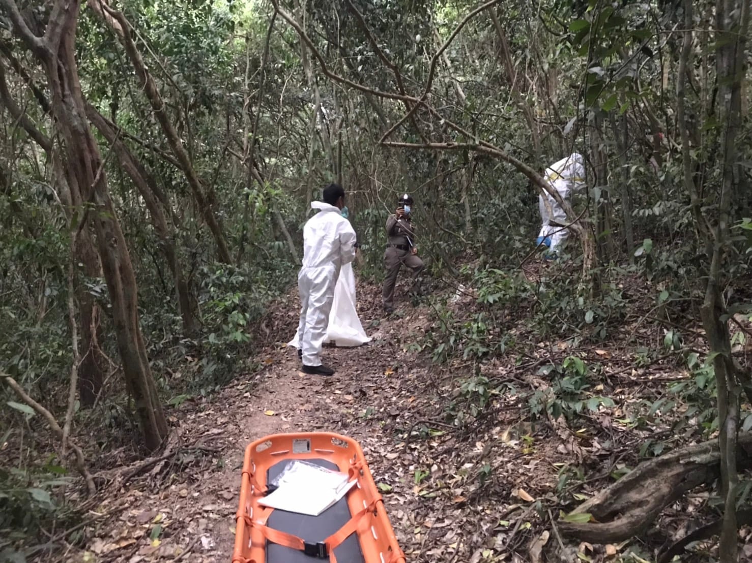 Onbekende man hangend aan een boom in het Pratumnak Hill-parkgebied in Pattaya aangetroffen