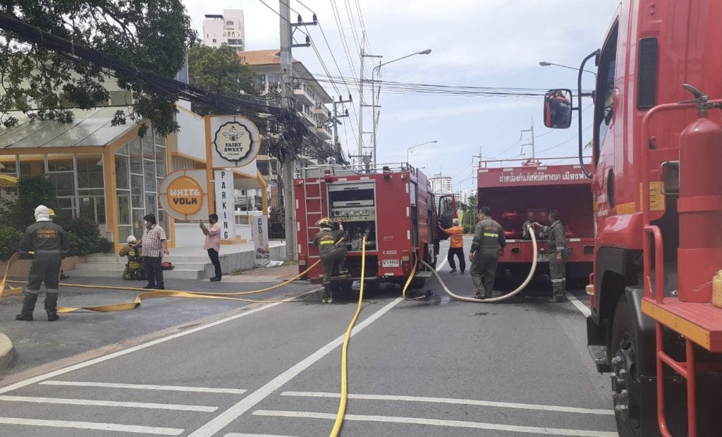 VIDEO | Brand legt themarestaurant aan de Thappraya Road in Pattaya voor de tweede keer in as
