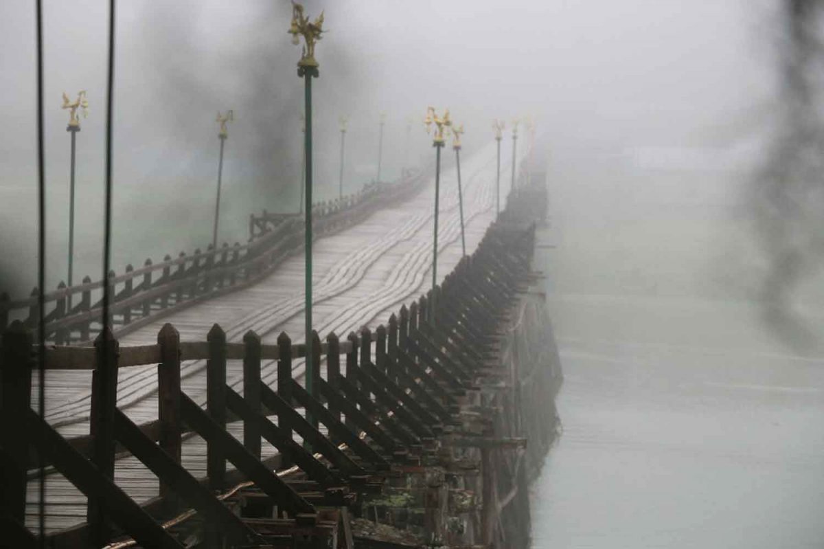 Het Covid virus zorgt ervoor de langste houten brug van Thailand voor verkeer gesloten wordt.