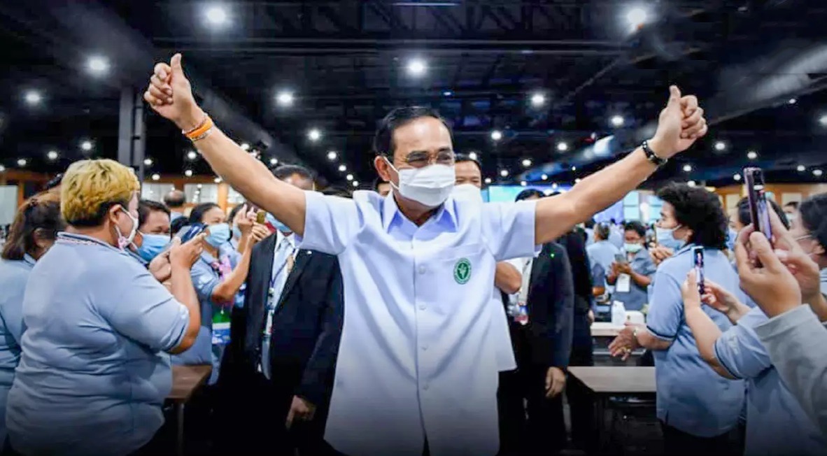 Premier Prayut vertelde dat de beperkingen volgende maand kunnen worden opgeheven na van tekenen van vertraging van de infectie