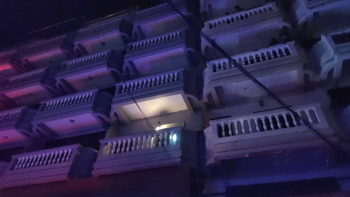 Vrouw overleeft val van balkon op derde verdieping in Jomtien, vermoedelijk ongeval na te zwaar drinken