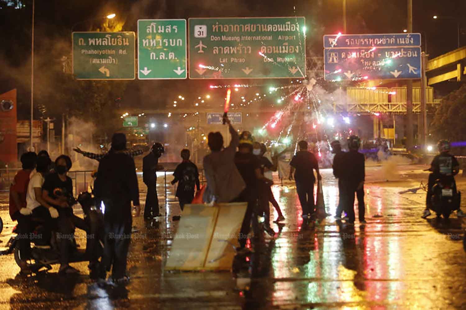 Demonstranten meer dan 4 uur met politie slaags in Bangkok, 5 politieagenten raakte daarbij gewond
