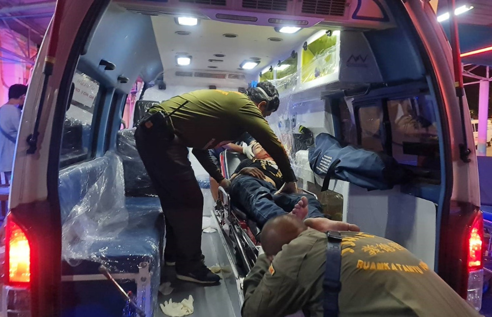 Demonstrant in coma! De politie Bangkok blijft op het standpunt staan dat de oproerpolitie rubberen kogels heeft gebruikt