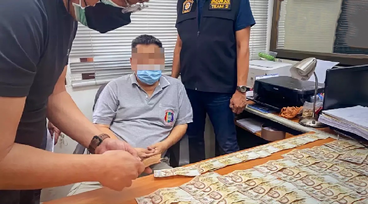 Gepensioneerde politie-inspecteur van Nonthaburi betrapt op afpersen van geld