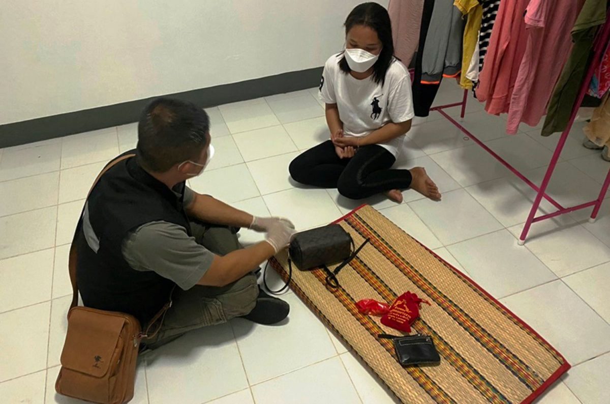 Werkloze aangehouden vrouw in Nakhon Phanom bekent acht inbraken