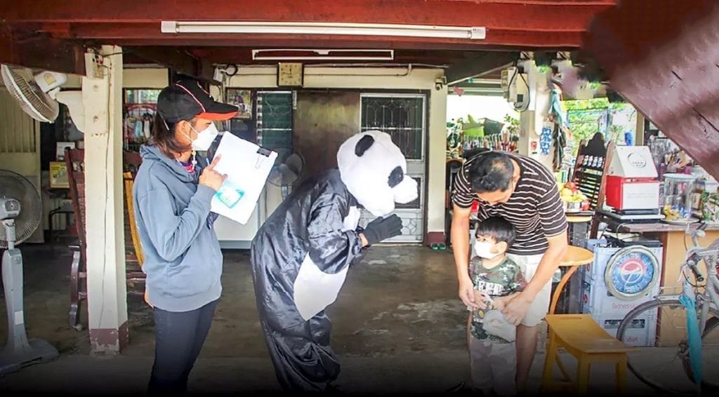 Leraar verkleed in een panda pak bezorgt zijn welpen in Nakhon Phanom hun dagelijkse lunch
