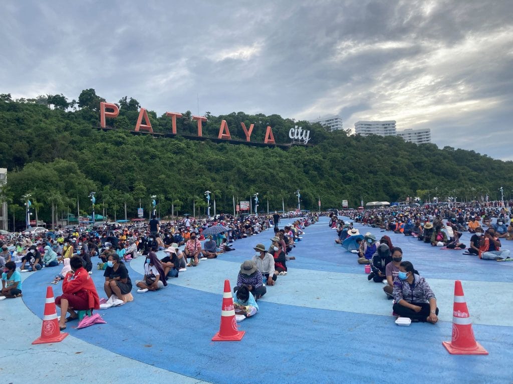 De politie van Pattaya en de Cetus Club eveneens uit Pattaya hebben gisteren 2300 voedselpakketten aan de behoeftigen van deze kustplaats uitgereikt