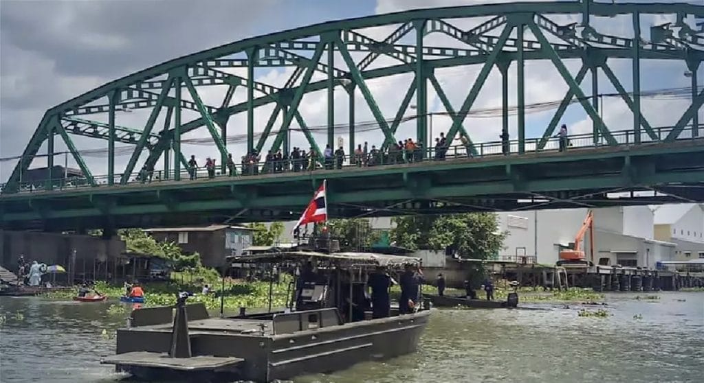 Reddingsfunctionarissen halen desperate moeder van de brug in Pathum Thani