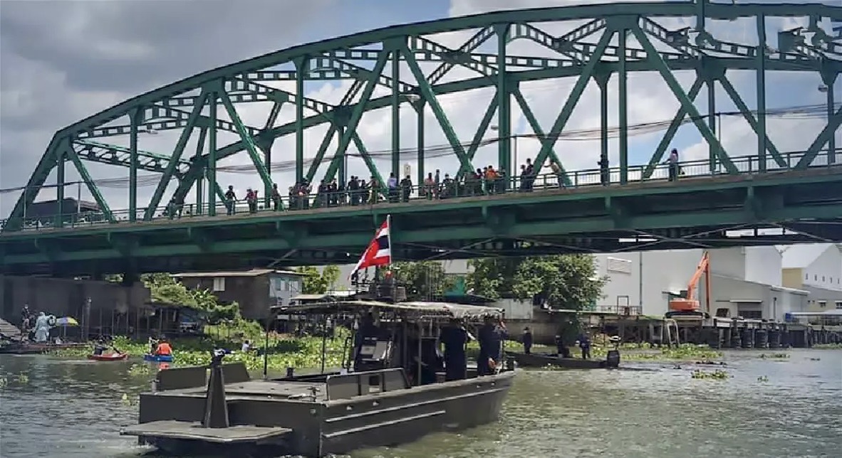 Reddingsfunctionarissen halen desperate moeder van de brug in Pathum Thani