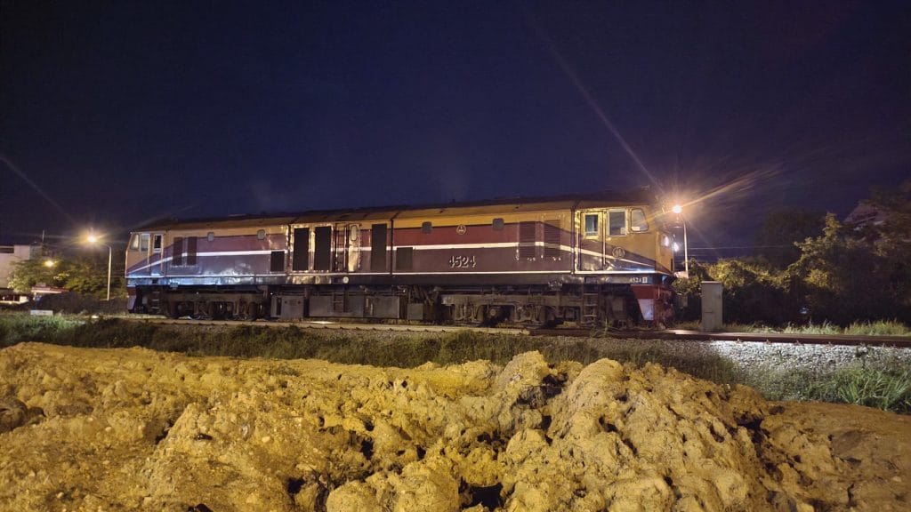 Thaise Youtuber overleden na aanrijding met trein op spoorlijn Pattaya