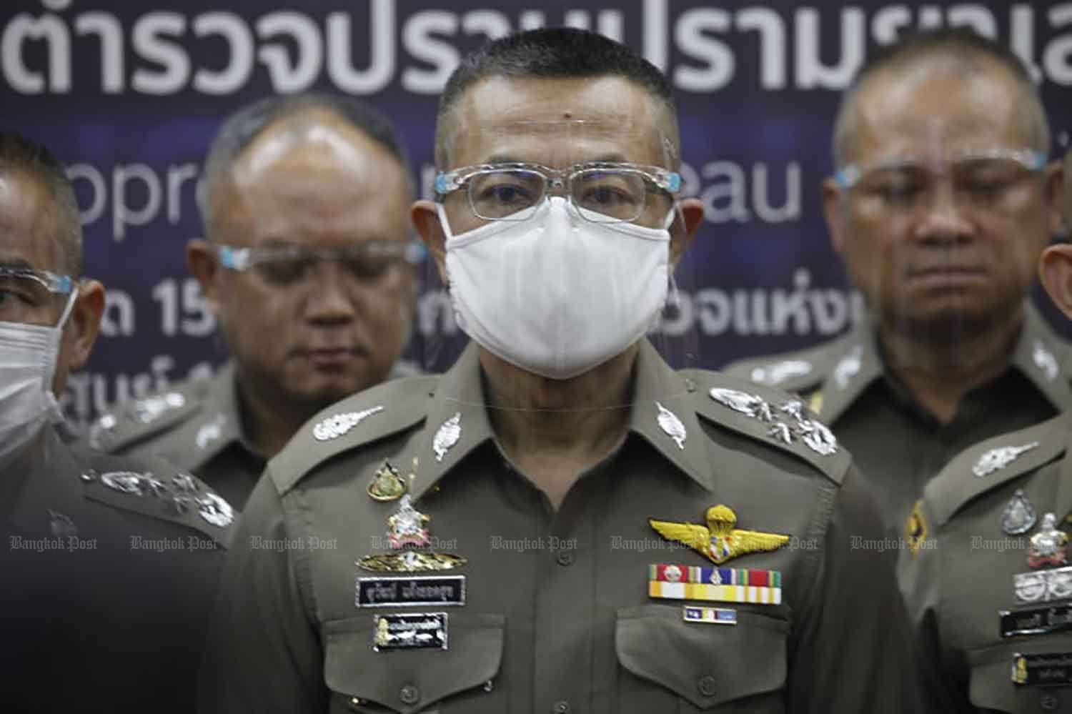 De nationale politiecommissaris, generaal Suwat Jangyodsuk zit er “warmpjes” bij!