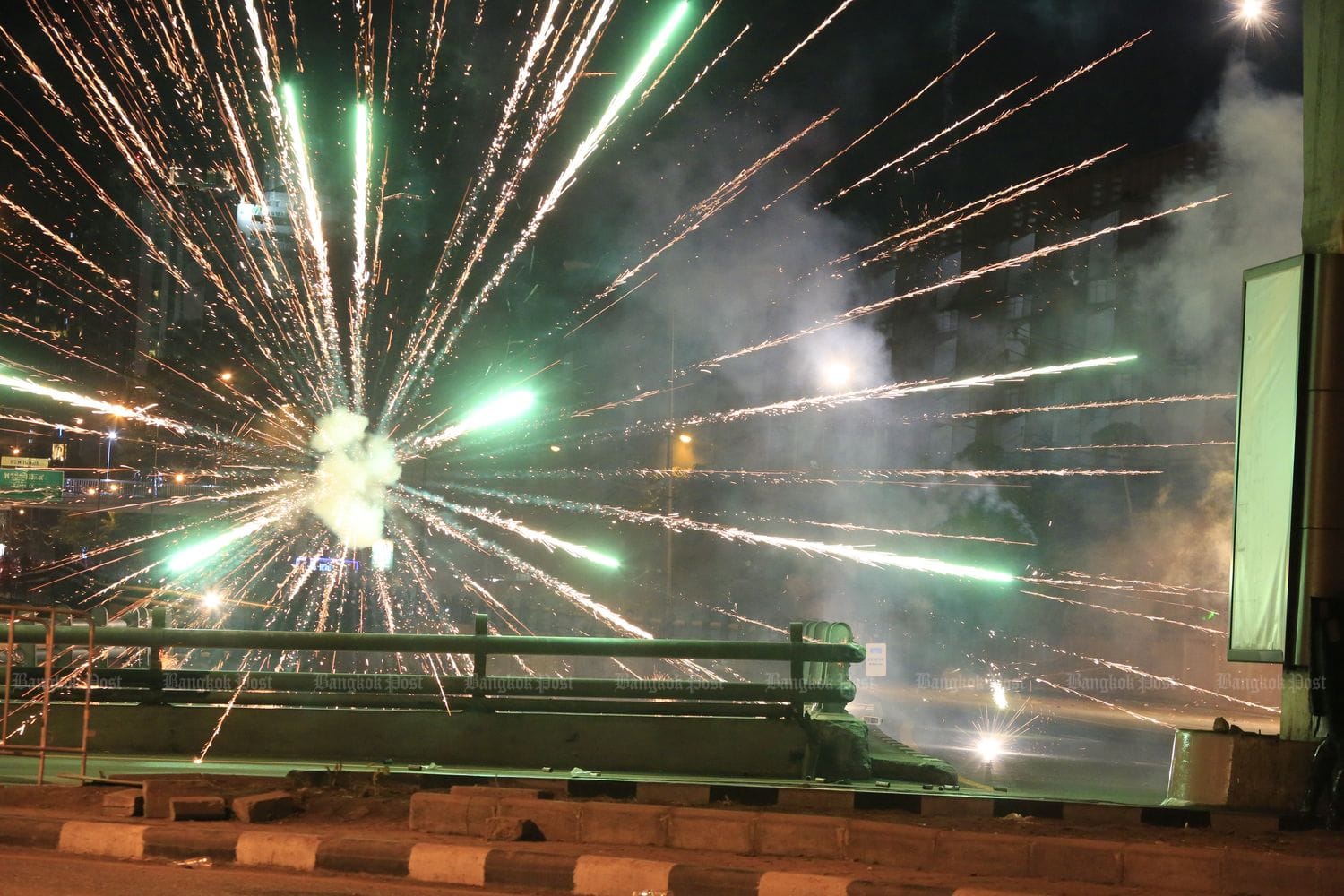 BREAKING NEWS | Bij het politiebureau van Bangkok neergeschoten demonstrant ligt in kritieke toestand