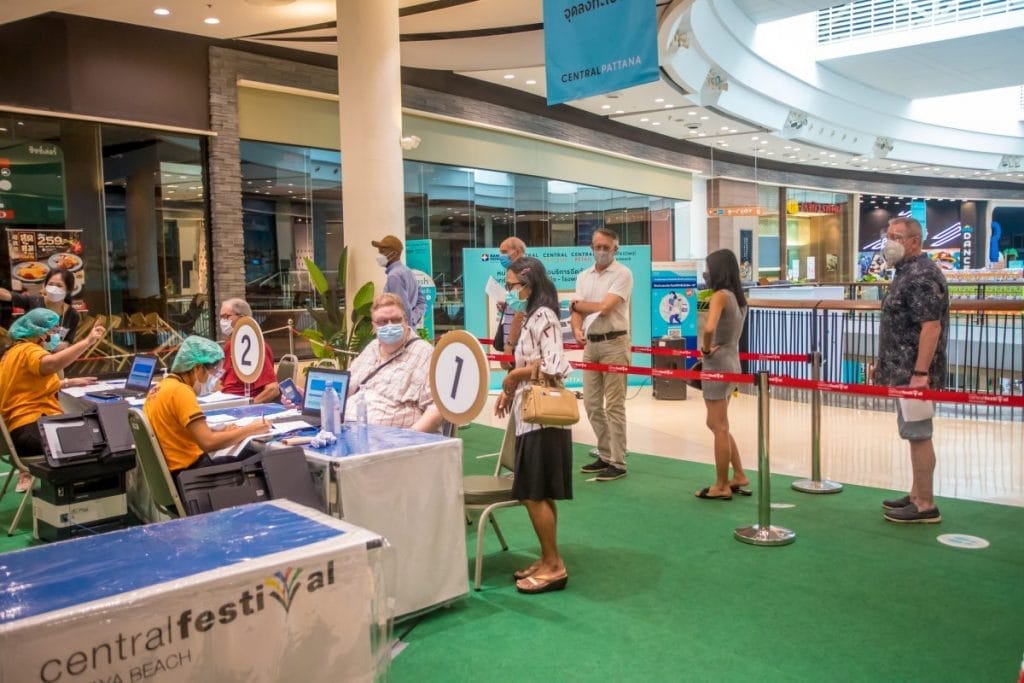 In aanmerking komende buitenlanders in Pattaya hebben het Pfizer Covid19 vaccins mogen ontvangen, binnenkort komen méér buitenlanders daarvoor in aanmerking 