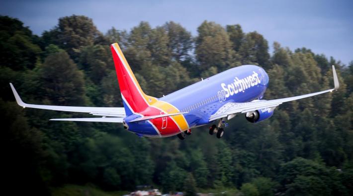 Southwest Airlines biedt excuses aan voor voorstel om mondkapje vast te lijmen op het gezicht van een peuter