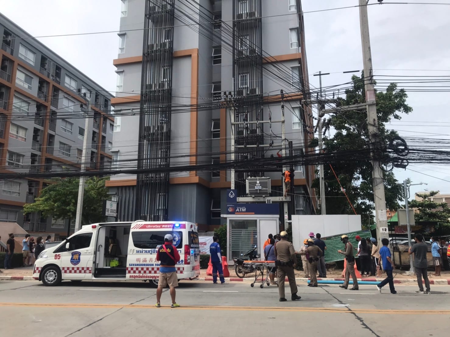 Cambodjaanse man raakt door elektrische schok gewond tijdens het installeren van elektrische kabels in Pattaya