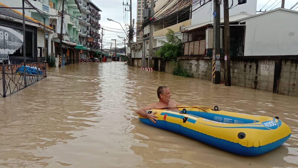 Inwoners van Pattaya maken het tijdens de recente stortbuien maar het beste van, MAAR,………er komt nog véél meer regen