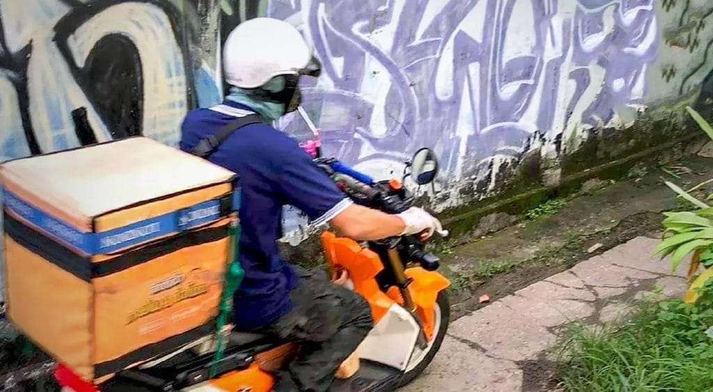 Hoofdstad Bangkok zet voor 100.000 patiënten die in thuisisolatie zitten, vrijwillige motorrijders in