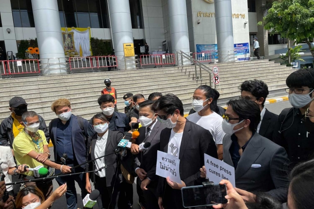 Media- en mensenrechtenadvocaten roepen de rechtbank op om het door Premier Prayut uitgevaardigde bevel ongedaan te maken