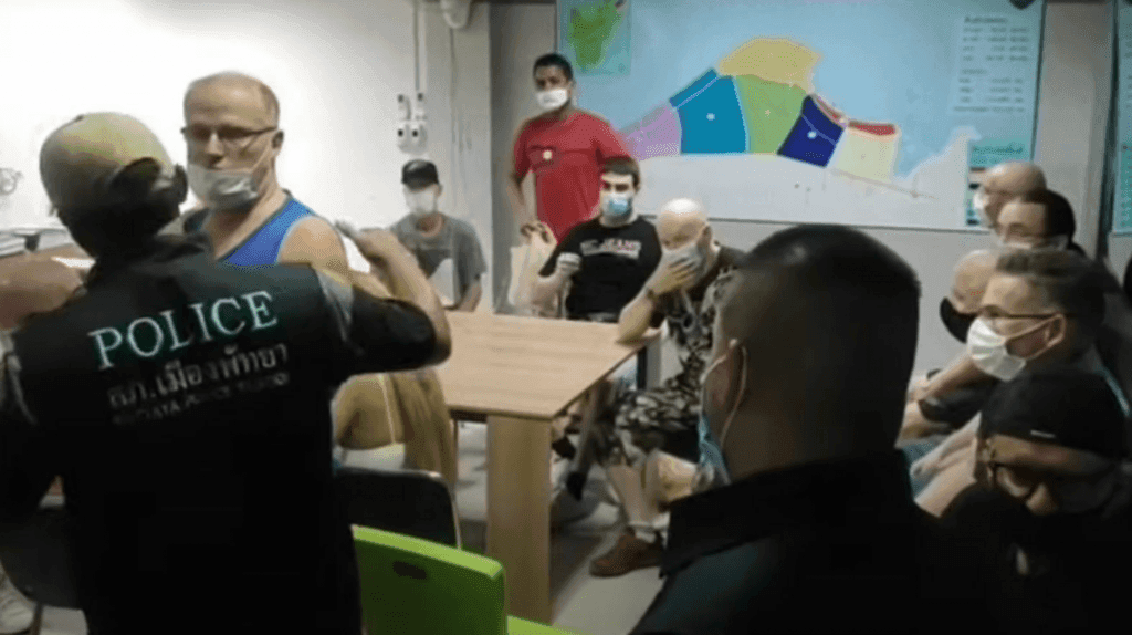 VIDEOCLIP | Politie Pattaya arresteerde 21 mensen tijdens een feestje in Soi Buakhao
