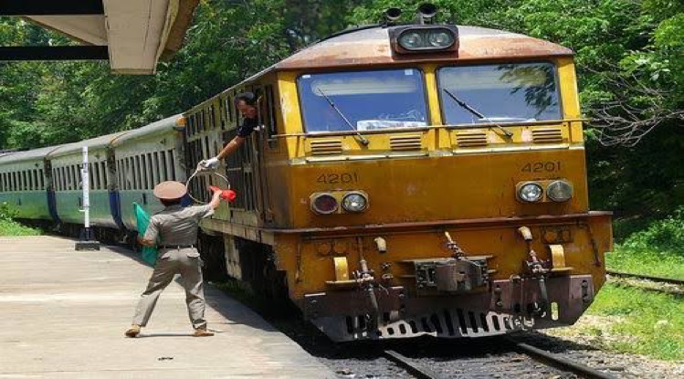 Thailand belooft de Thaise spoorweg naar internationaal niveau te upgraden