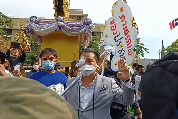 Aan één oog blinde rijke Thaise activist keert terug op het strijdtoneel in Bangkok