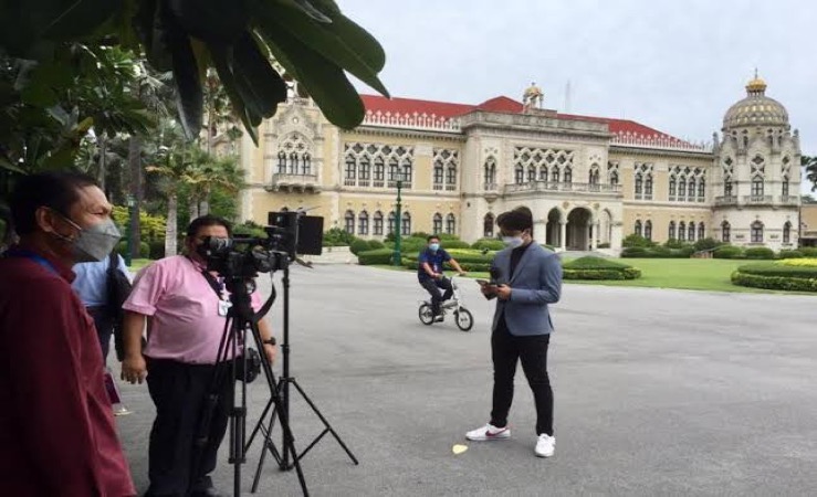 Het Thaise gouvernementsgebouw is de komende 14 dagen voor bezoekers gesloten nadat een verslaggever positief test werd