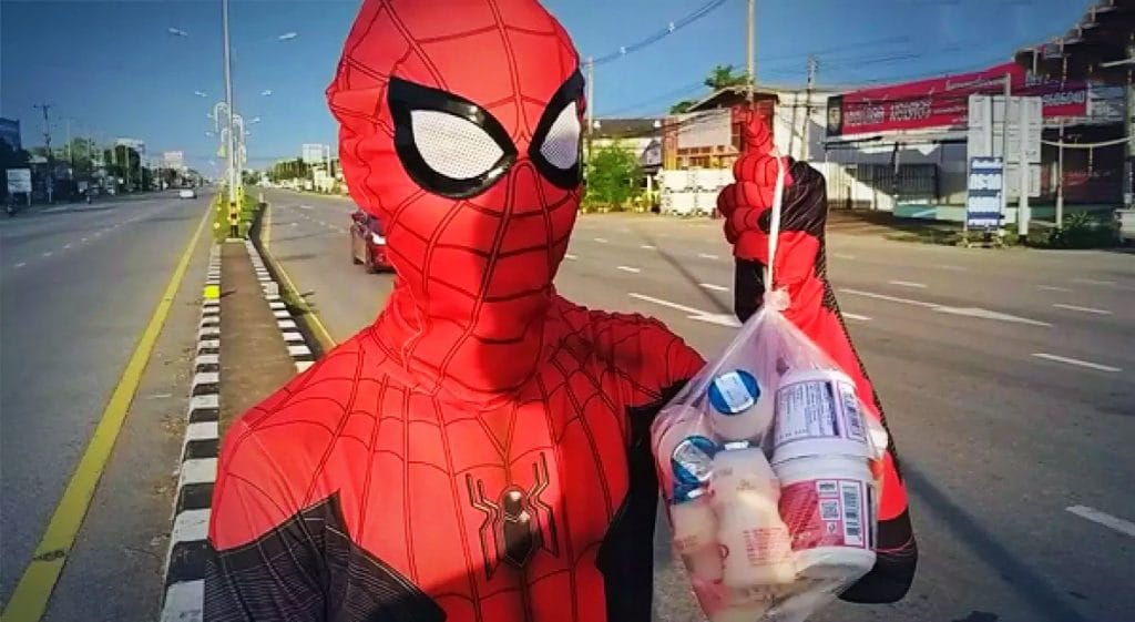 ‘Spider-Man’ duikt op één druk kruispunt in Sukhothai op, om collegegeld binnen te halen