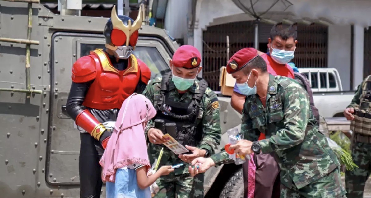 De cartoon superhelden van “Kamen Rider” schieten in Narathiwat te hulp