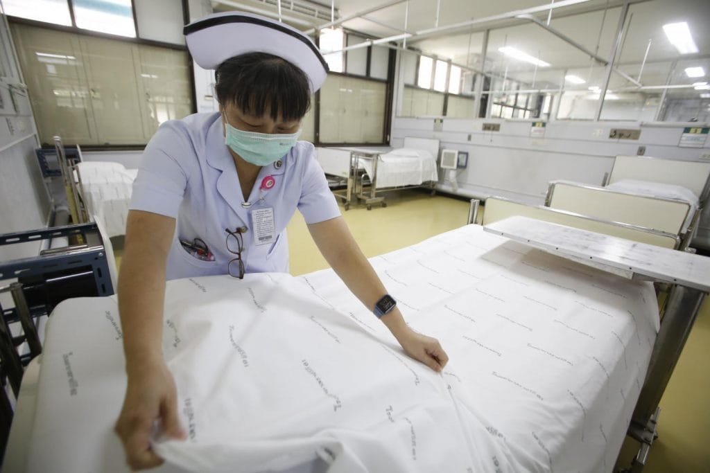 Phuket wordt geconfronteerd met een tekort aan ziekenhuisbedden terwijl COVID-19 zich over het hele eiland verspreidt