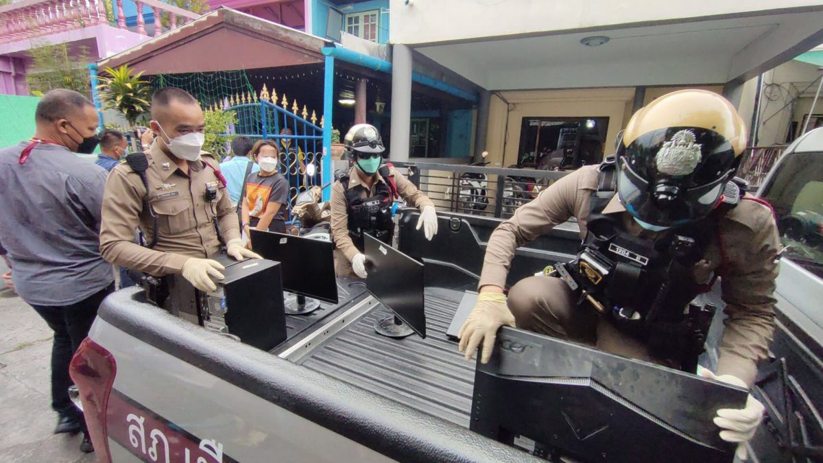 Vier mensen in Soi Arunothai van Pattaya gearresteerd inzake het runnen van een illegale gok-website