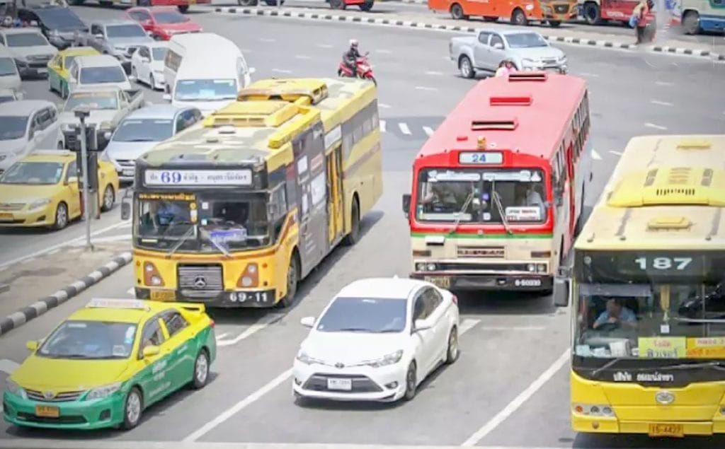 In Bangkok gaan meer bussen de weg op om de toename van het dagelijkse forensen te vervoeren