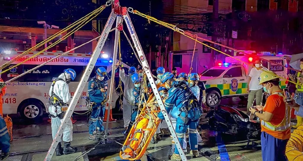Motorrijder stort in Bangkok in een 6 meter diep gat