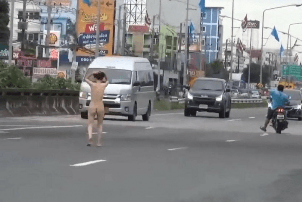 Thaise rent na een kop-staart botsing naakt over de Sukhumvit Road in Chonburi