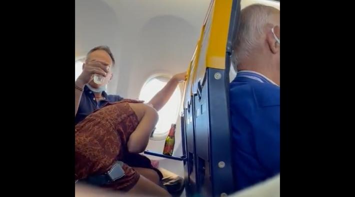 Engelse dame neemt tijdens een Ryanair-vlucht de stuurknuppel in de mond