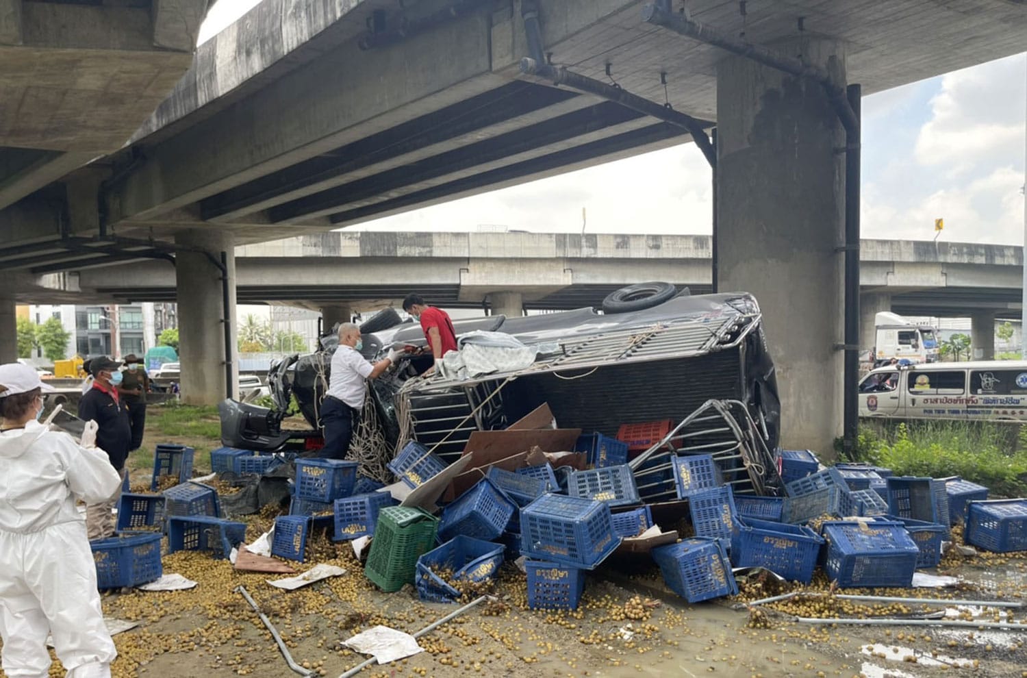 Thais echtpaar dankt hun leven aan de overleden Phra Luang Phu Thuad nadat hun pick-up truck van het viaduct de diepte instortte