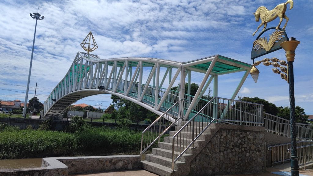 Banglamung-brug over het kanaal van Banglamung is voltooid, waarbij lokale bevolking hoopt dat het een binnenlandse toeristische attractie wordt