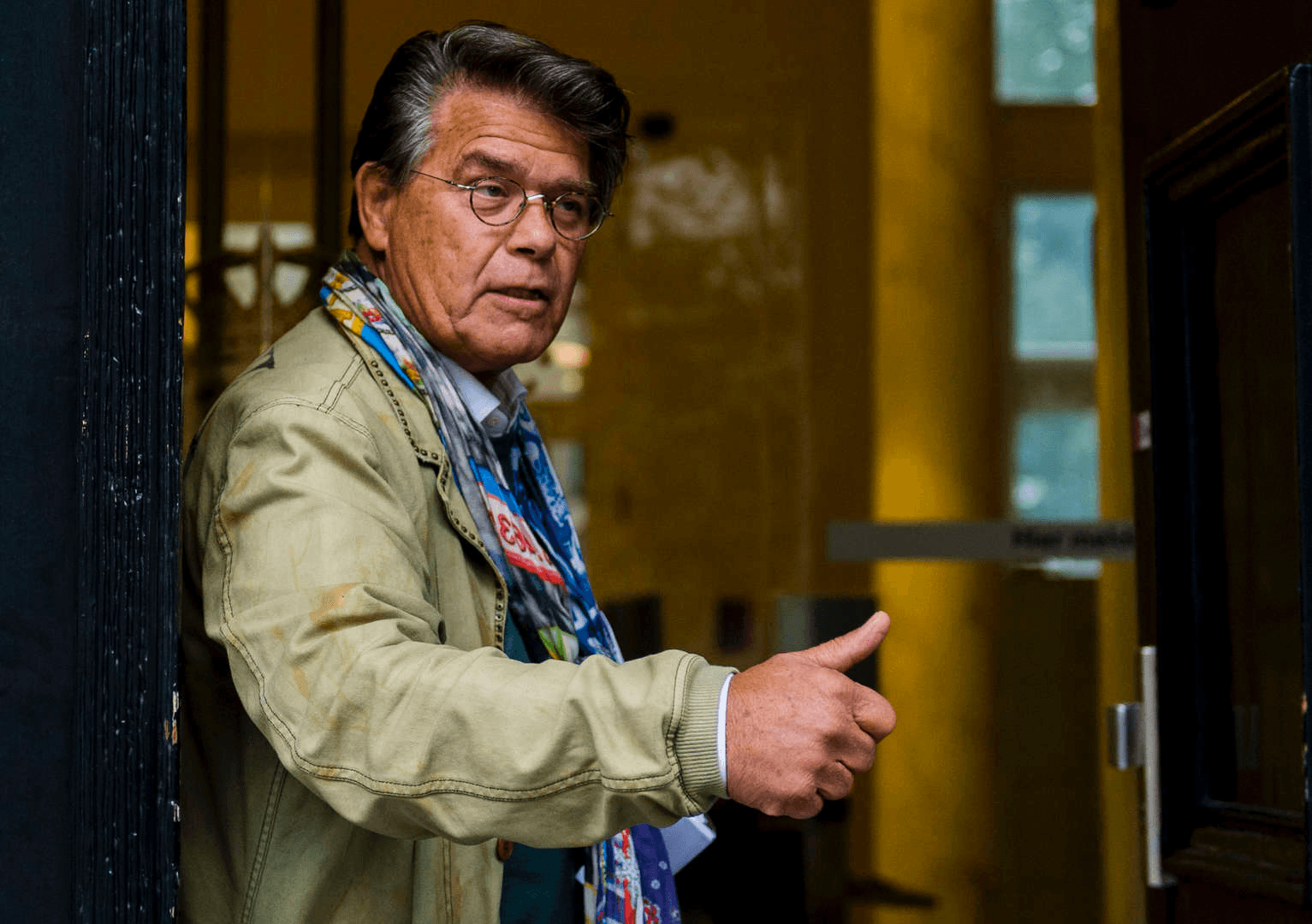 Een vers geperst roddeltje uit de showbizz: positiviteitsgoeroe Emile Ratelband vertrekt met zijn jongste kinderen naar Thailand