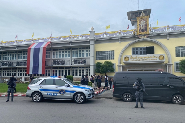 Joe Ferrari en zijn kornuiten van de Phitsanulok-gevangenis overgebracht naar Klong Prem-gevangenis in Bangkok
