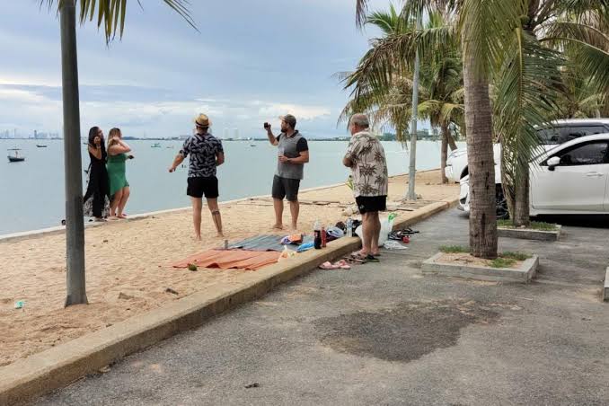 Alcohol op het strand eindigt met de arrestatie van negen mensen in Bang Saray